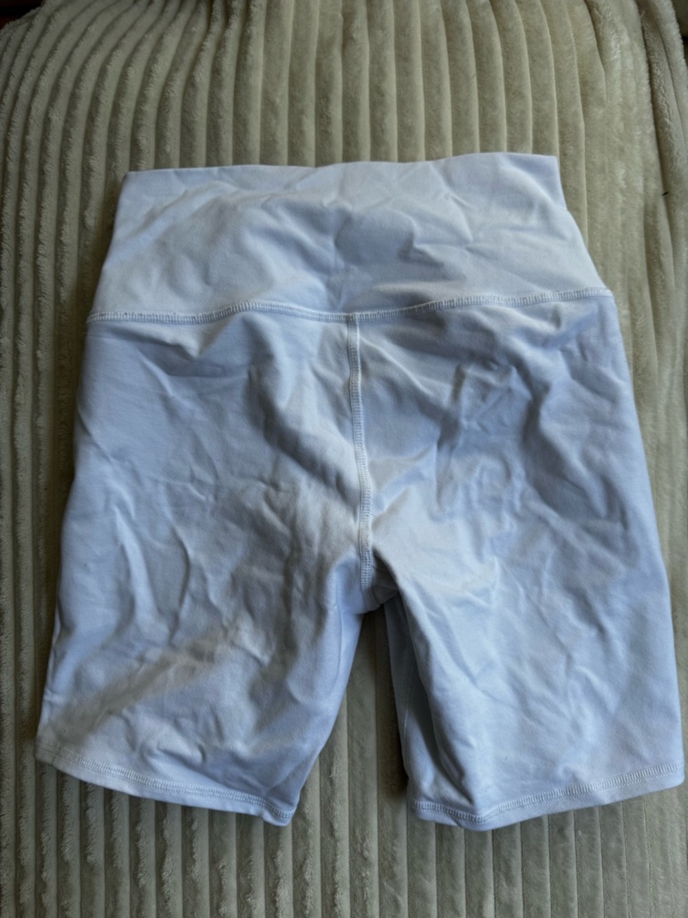 ALO Yoga Women's White Bike Shorts - Picture 4 of 4